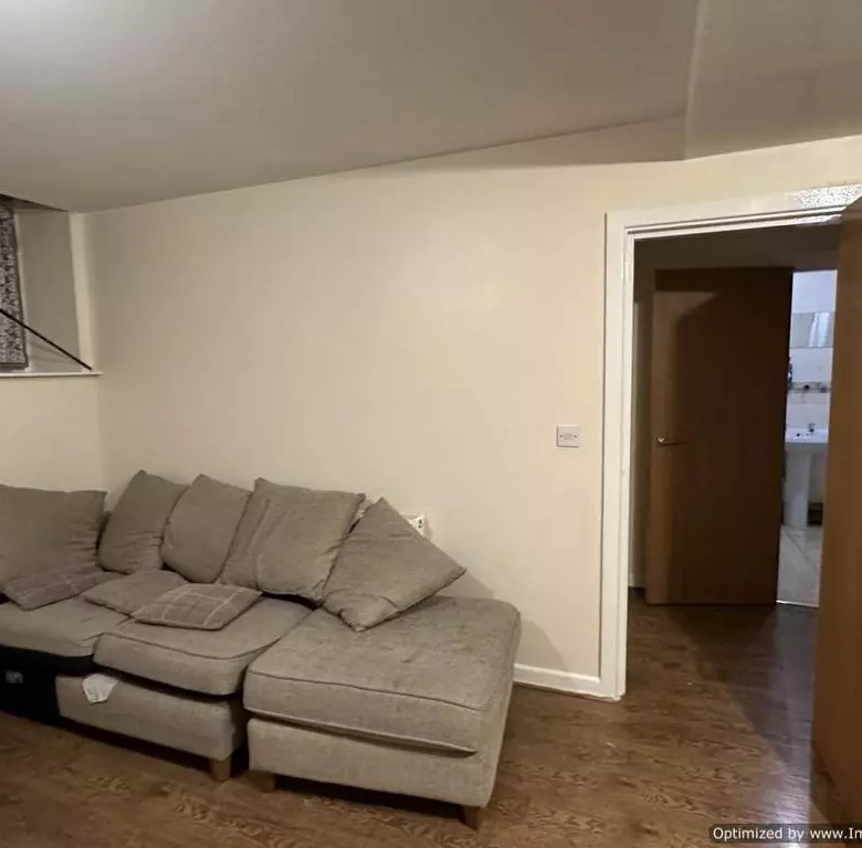 £550 pcm (£127 pw)