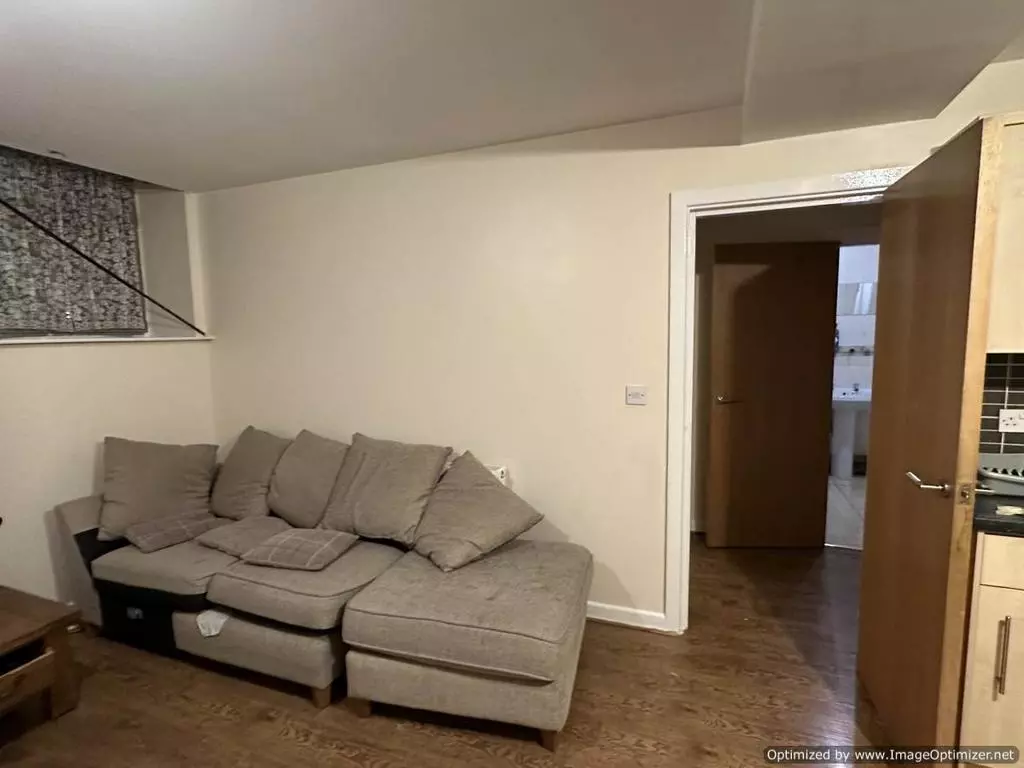 £550 pcm (£127 pw)