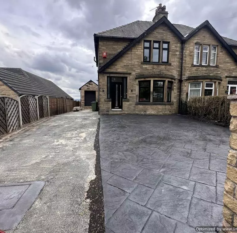 £1,400 pcm (£323 pw)