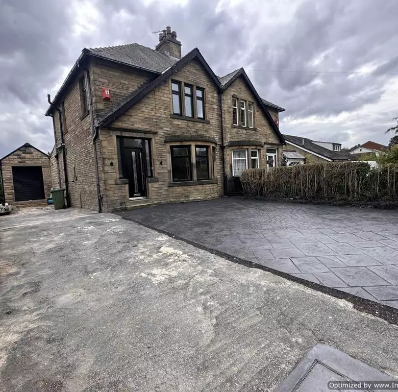 £1,400 pcm (£323 pw)