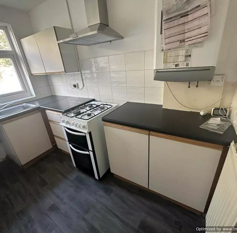 £650 pcm (£150 pw)