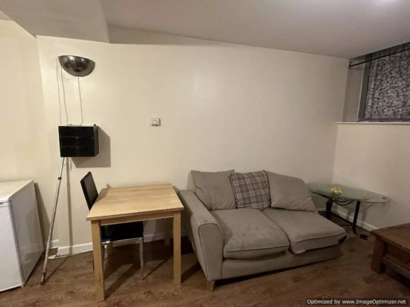 £550 pcm (£127 pw)