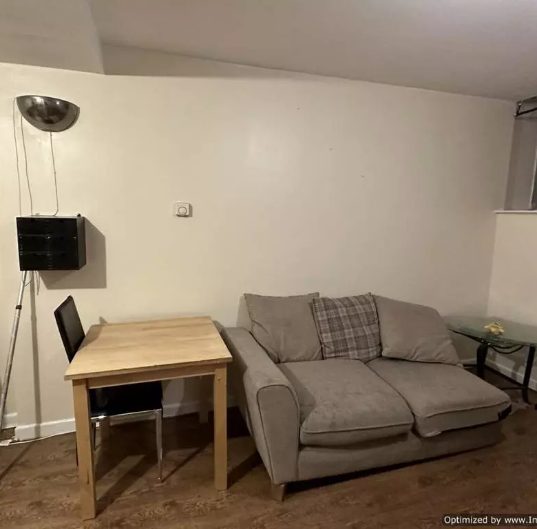 £550 pcm (£127 pw)