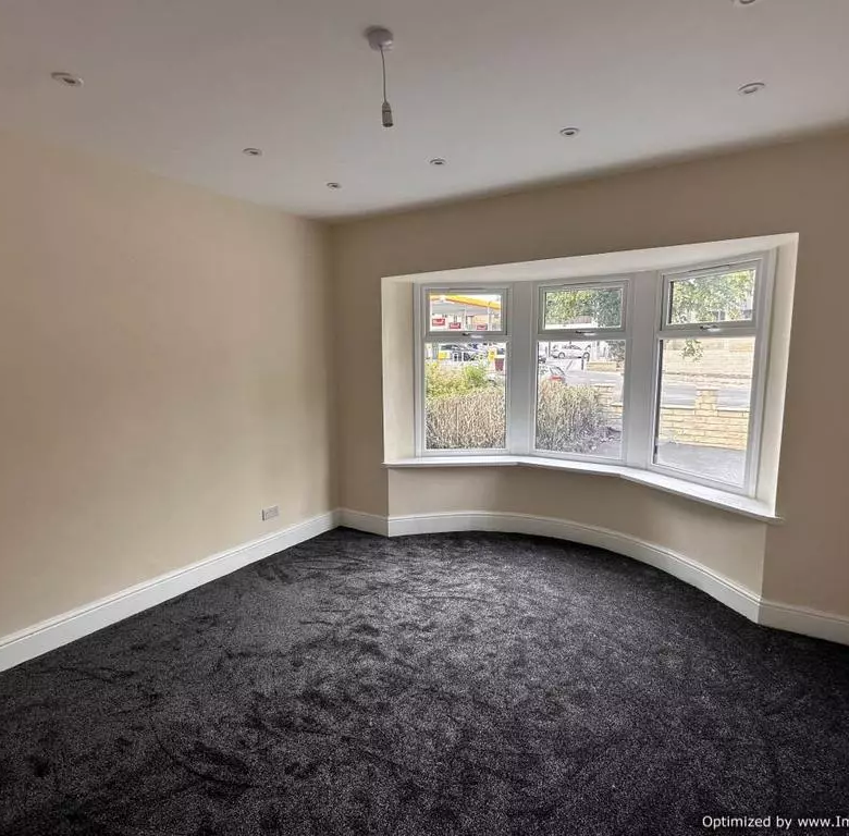£1,400 pcm (£323 pw)