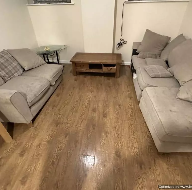 £550 pcm (£127 pw)