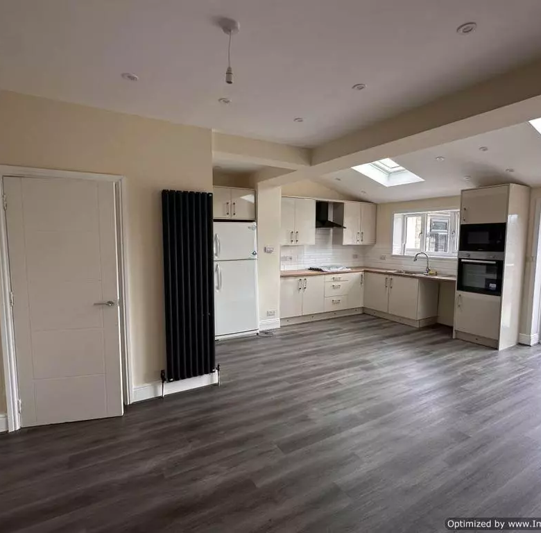 £1,400 pcm (£323 pw)
